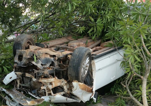 Avenida do Turismo: Carro em alta velocidade capota e motorista fica ferido