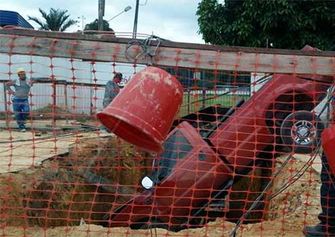 Carro cai em vala no meio da rua, na zona Norte