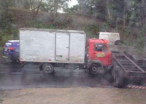 Caminhão colide com carreta na BR-319