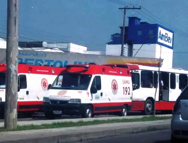 Carreta colide com ônibus na Constantino Nery