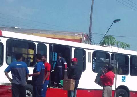 Carreta colide com ônibus na Constantino Nery