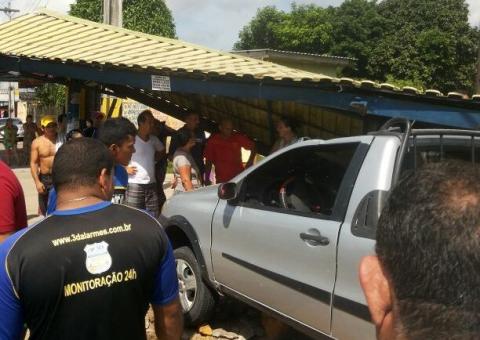 Acidente envolvendo carro e moto derruba parada de ônibus