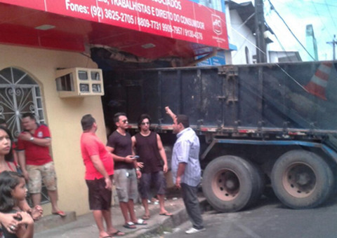Caçamba mata próprio motorista