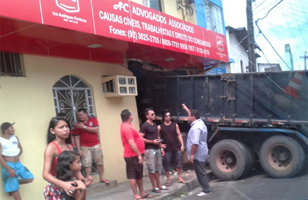 Caçamba mata próprio motorista