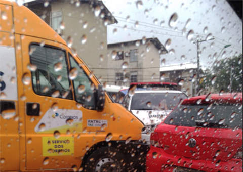 Acidente envolve viaturas dos Correios e Ronda no Bairro na Djalma