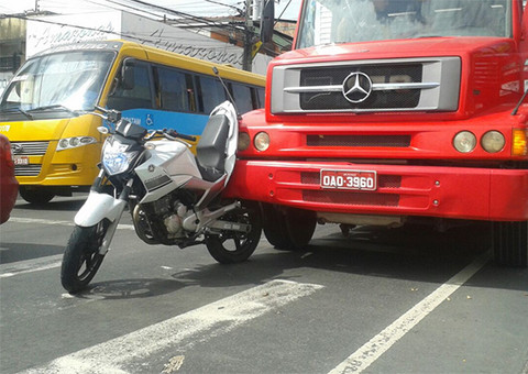 Caminhão bate e moto fica engatada