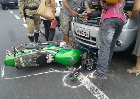 Moto vai parar embaixo do Eco Sport