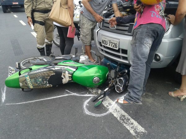 Moto vai parar embaixo do Eco Sport