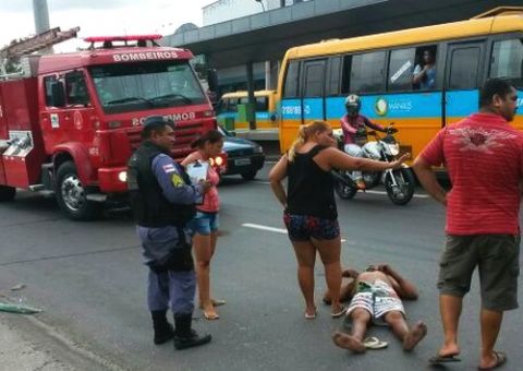 Em alta velocidade, carro atropela ciclista