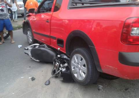 Saveiro bate e arrasta moto no Japiim