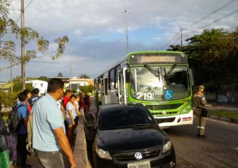 Ônibus apanha passageiro e bate Gol no Alvorada