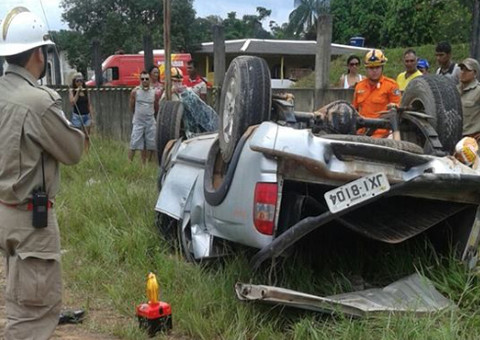 Mulher morre e 4 ficam  feridos em acidente com S-10 na Manoel Urbano