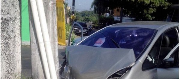 Carro bate em poste no Parque 10