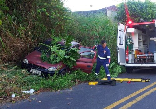 Acidente na Morada do Sol fere duas pessoas