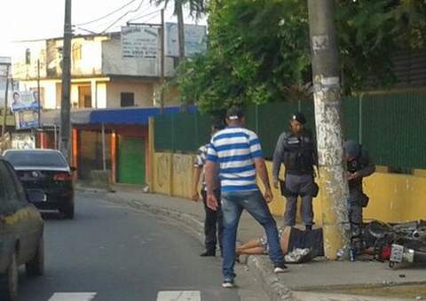 Motoqueiro erra mão e colide com poste