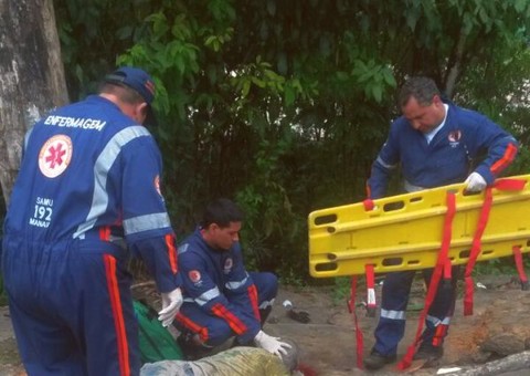 Três pessoas são arremessadas de picape ao capotar na Cidade Nova