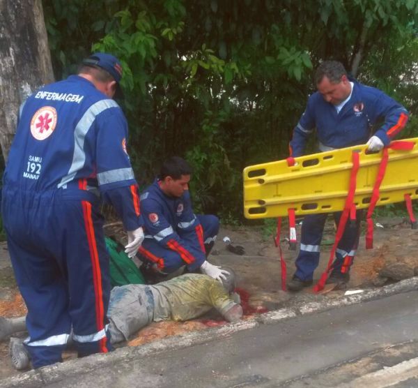 Três pessoas são arremessadas de picape ao capotar na Cidade Nova