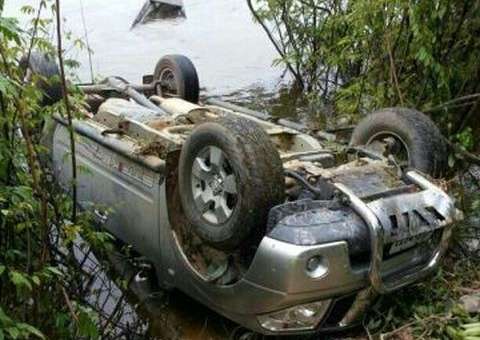 Carro despenca no barranco