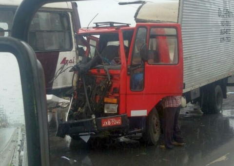 Caminhão bate em ônibus no Tarumã