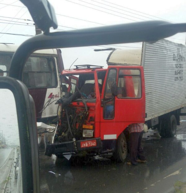 Caminhão bate em ônibus no Tarumã
