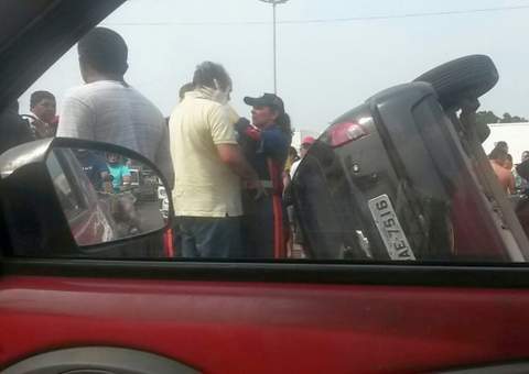 Hilux bate e faz capotar veículo na estrada da Ponta Negra