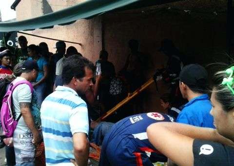 Motoqueiro avança e dá de encontro ao caminhão