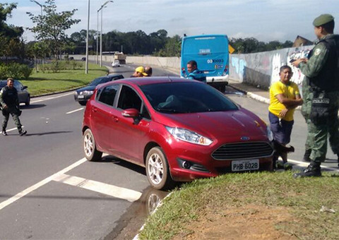 Três carros colidem na entrada da Praia Dourada