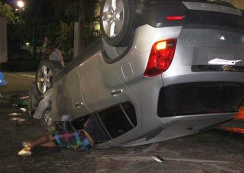 Tracker bate em Palio, derruba poste e capota