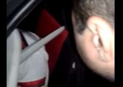 Homem fica preso nas ferragens depois de acidente, veja vídeo