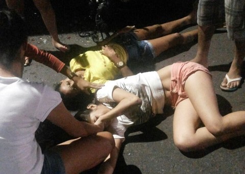 Moto se choca com ônibus e deixa duas feridas