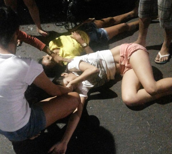 Moto se choca com ônibus e deixa duas feridas