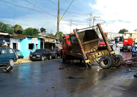 Caminhão de entulho colide e se desmonta