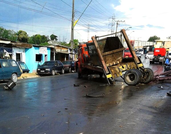 Caminhão de entulho colide e se desmonta