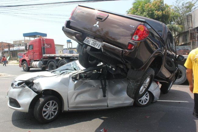 Acidente próximo ao Sesi envolve quatro veículos e tem feridos