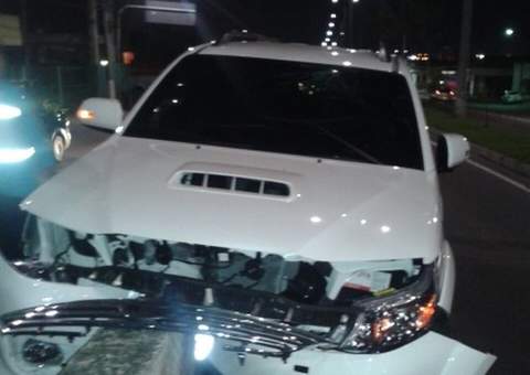 Motorista perde controle do carro e bate na passarela