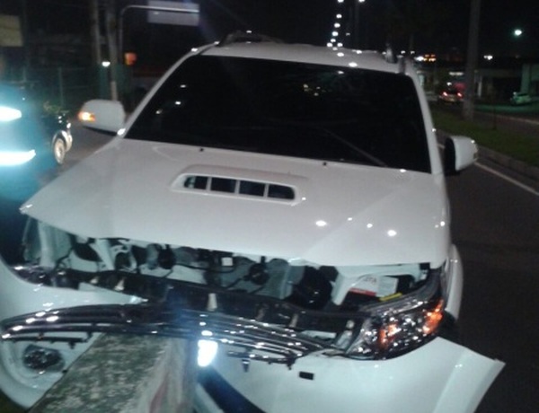 Motorista perde controle do carro e bate na passarela