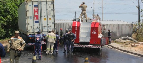 Contêiner esmaga carro e mata três no Santa Etelvina.