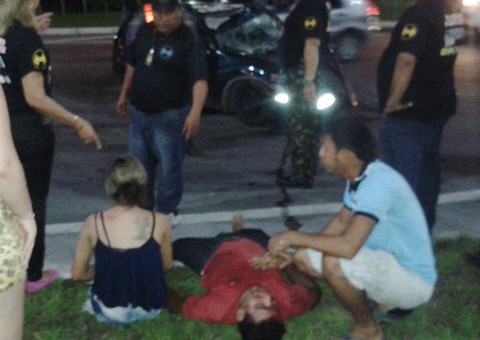 Carros colidem e deixam dois feridos em Manaus