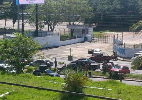 Carro foi parar no canteiro central da Torquato Tapajós