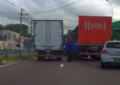 Acidente entre caminhões no viaduto da Djalma com Recife