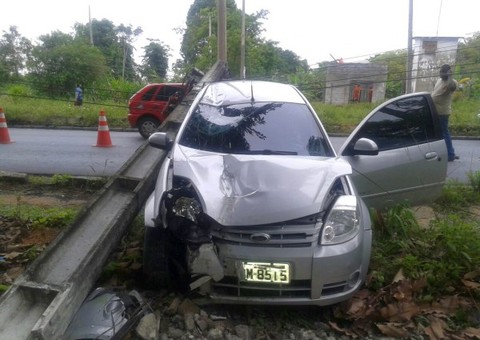 Aranha assusta motorista que perde direção do carro e derruba poste