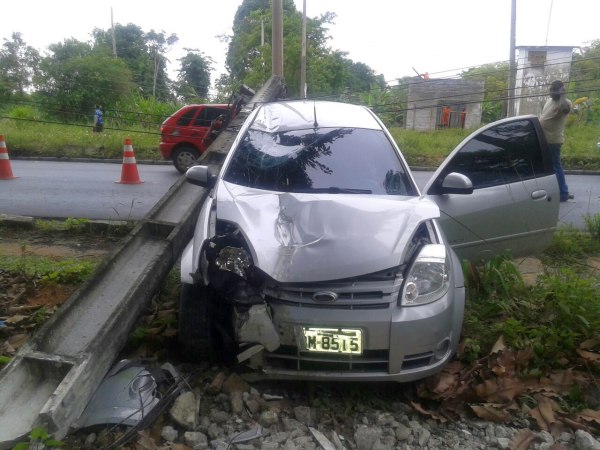 Aranha assusta motorista que perde direção do carro e derruba poste