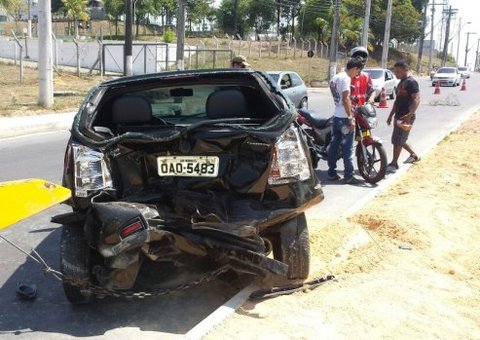 Acidente engaveta três veículos e fere casal