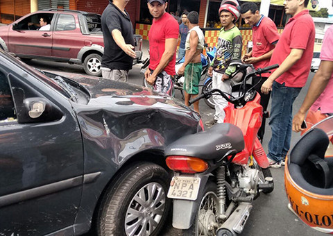 Acidentes na mesma rua deixam dois feridos