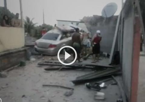 Veículo derruba muro no DI e vai parar na laje da casa