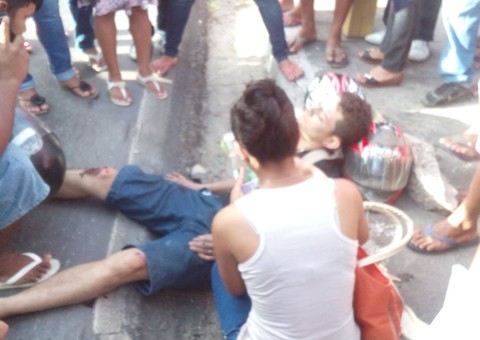 Motociclista sai ferido em colisão com ônibus