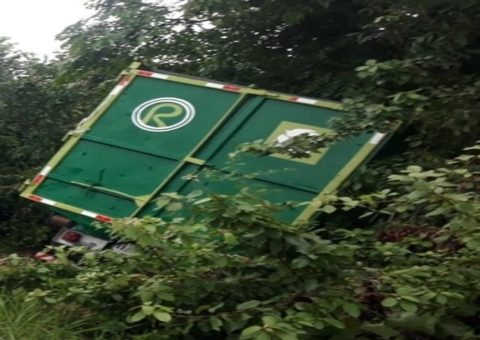 Motorista perde controle de caminhão e sai da pista em avenida de Manaus