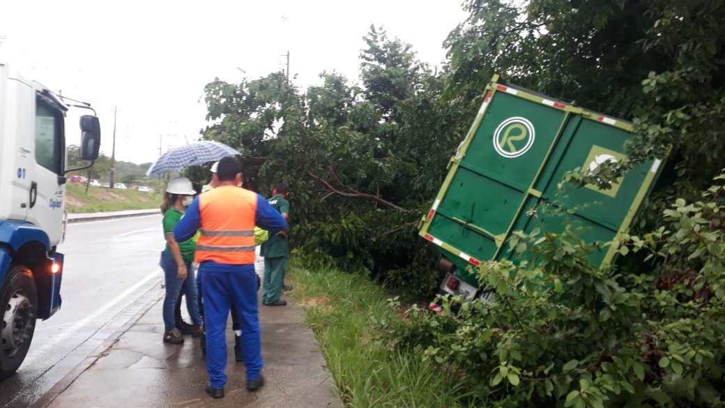 Motorista perde controle de caminhão e sai da pista em avenida de Manaus