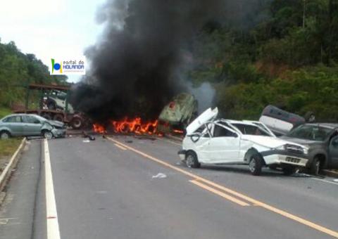 Caminhões colidem, explodem e deixam três mortos na BR 174