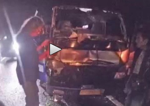  Mulher é atingida em cheio por outro carro enquanto rebocava o seu 